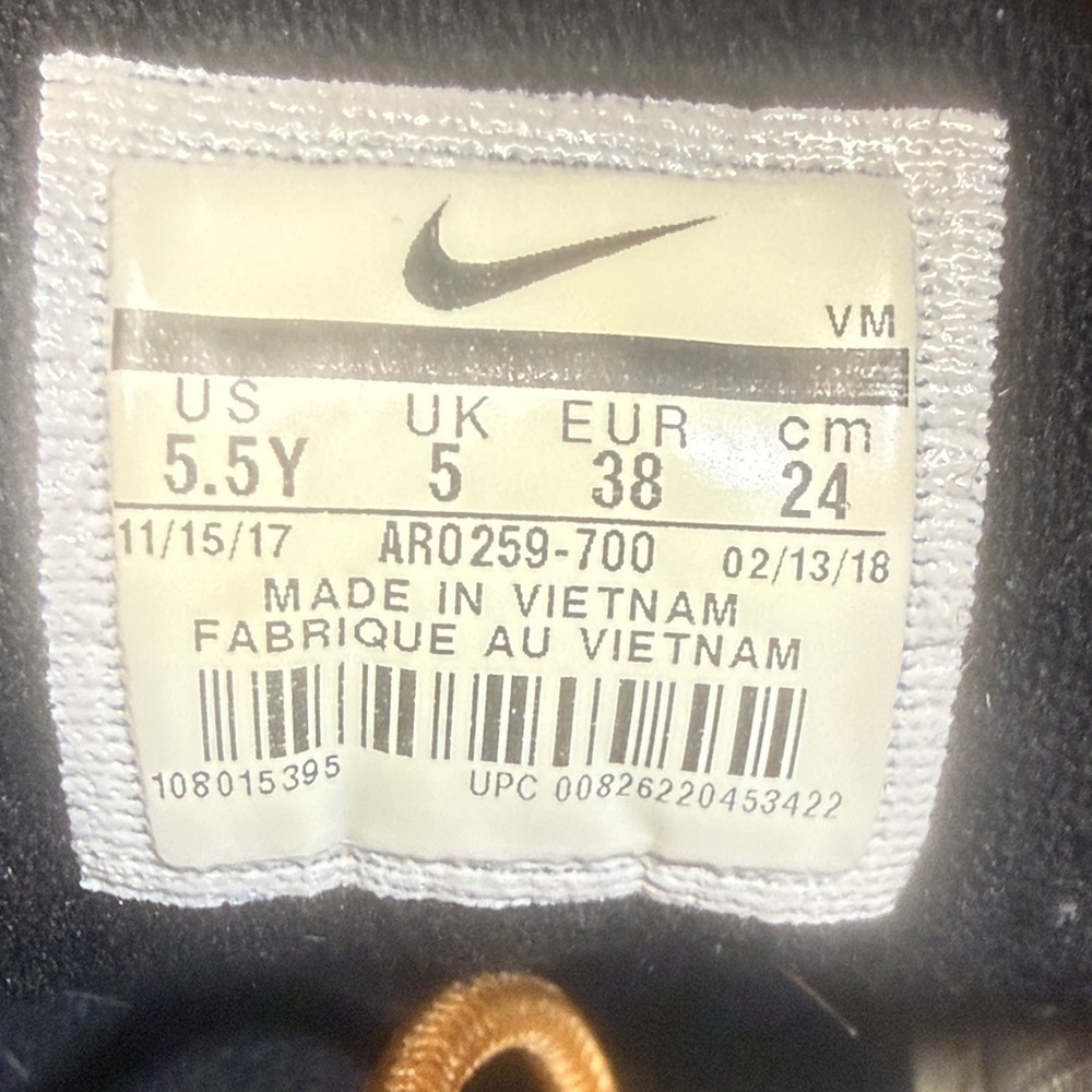 Nike Men's Relaxed Jeans with Light Blue Wash - Picture 8 of 9